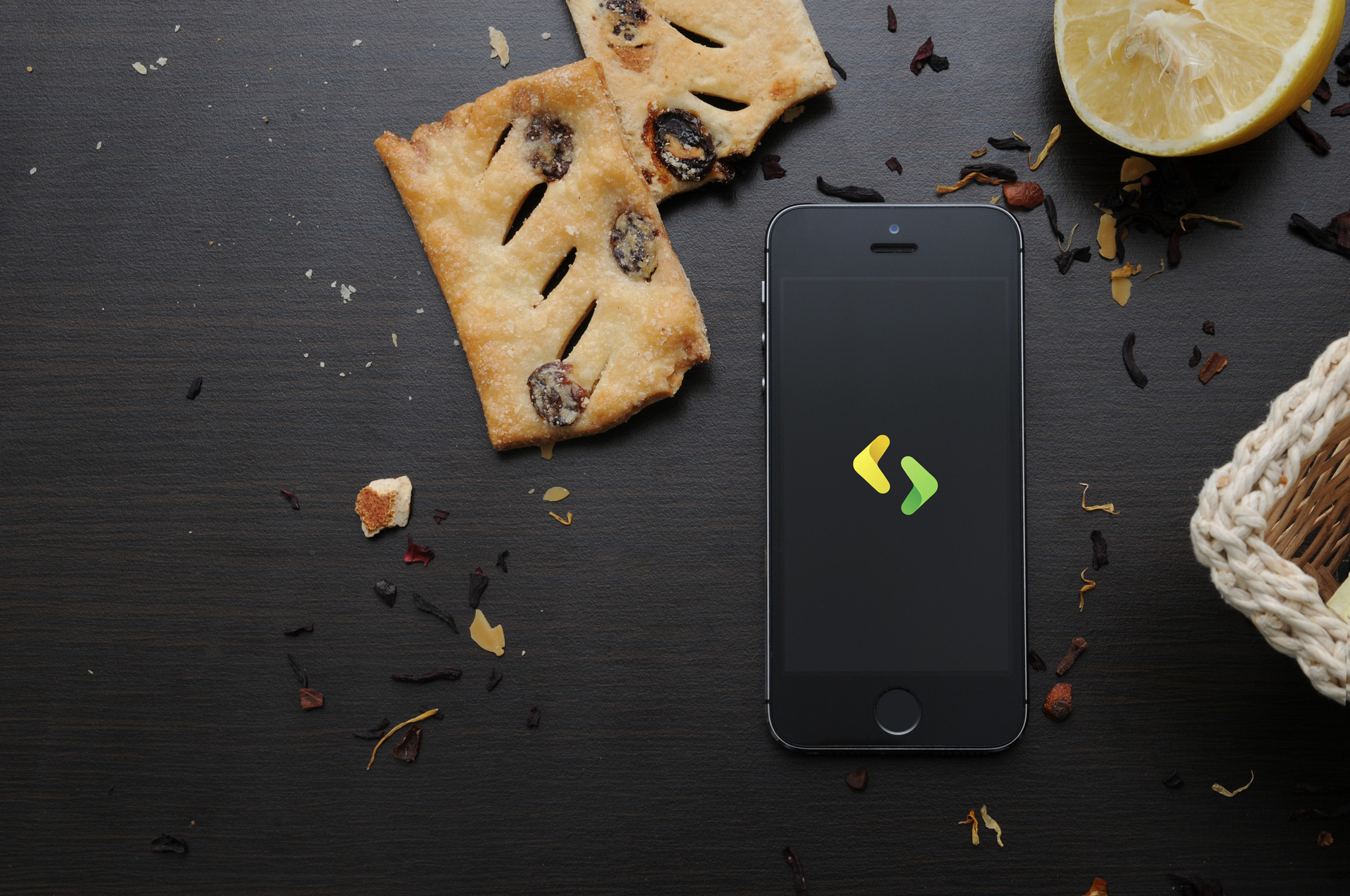 mokcup psd iPhone 5 with lemon and cookies
